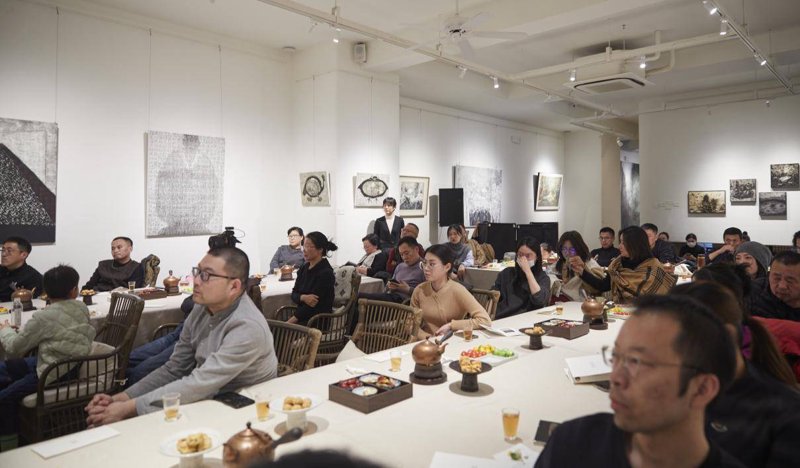 如何生动描绘一场艺术盛宴?这是一门值得学习的技能。